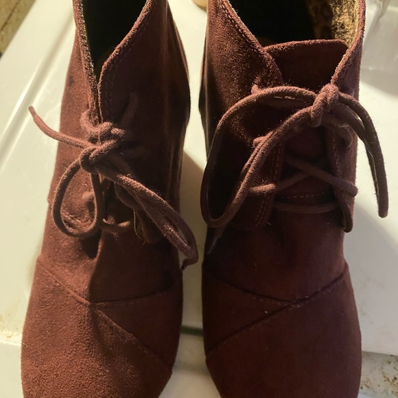 CITY CLASSIFIED BOOTS BURGENDY Lace Up Ankle Boots with Suede Finish - Picture 1 of 7